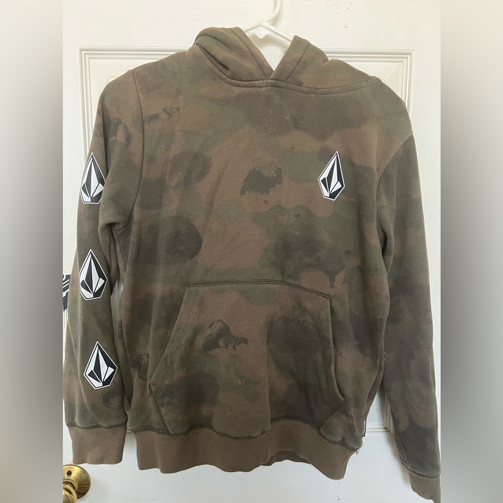 Boys Camouflage Volcom pullover sweatshirt with front pocket. For warm weather.
